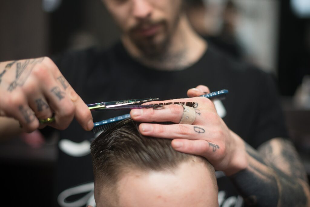 naar de barbier of naar de kapper?